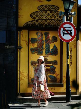 Route included! See image 18! Great food, drinks, and photo ops! No backtracking, easily experience old Beijing hutong culture in an afternoon~
🚶‍♀️ [Recommended route]
Subway 🚇 super convenient
Nanluoguxiang Station Exit F
➡️ Line 8 Shichahai Station Exit A
➡️ Xindibai (red background with black text wall)
➡️ Drum Tower (Merdalline British Bakery Town, super delicious, the 2nd-floor viewing platform has a great vibe for photos of the Drum Tower)
➡️ Fude Nunnery (free admission, the nearby red walls and jade tiles are super photogenic, lots of pretty ladies taking wedding photos)
➡️ Gulou Garden (Drum Tower staircase text + Minggu red wall, 2nd-floor viewing platform to see the Drum Tower)
➡️ Huangwa Zengfu God of Wealth Temple (remember to book in advance~ definitely pay your respects when passing by~ lots of little gold ingots, and the cultural creative products are super cute!)
➡️ Beijing Yixizhidi Courtyard Hotel ("Miss you so much" road sign)
➡️ V7 Coffee (the storefronts of several small shops nearby are very cute)
➡️ There are many heart-shaped trees on both sides of the hutong 🌳
➡️ Old Market in front of the big tree (mosaic "Beijing" text wall)
➡️ Beibingyang (orange "Beijing" wall, grab a Beibingyang soda to cool off while you're at it)
➡️ Xiangyu Salon Perfume (transparent glass "Beijing" text)
➡️ Yitie Yishijie (nostalgic-style "Beijing" text wall)
➡️ Beijing commemorative newspaper 📰 get a photo taken and take a copy home~ Now I'm someone who's been in the 📰 too~
It's very unique! It looks great from both high and low angles when the weather is clear! However, although the sparkling water looks good, the taste is average; the coffee and cake are okay~)
➡️ Zuimei Beijing (matcha-style "Beijing" text wall)
➡️ August Osmanthus Fragrance (on the yellow street lamp "Beijing" text wall, one of my absolute favorites)
➡️ Jiangzhu (Nanluo text wall)
➡️ Yijing Coffee (giant Nanluo backdrop)
➡️ Nanluoguxiang Station end~
Other must-eats in the alley
① Ju'er Renjia: A time-honored brand, the braised pork rice is super fragrant
② Tangfang Coffee: A cafe where you can get up on the roof
③ Wenyu Cheese: Recommend the osmanthus cheese, it's very light
④ Chatang Li: Meat pies!!
⑤ Yinsan Douzhi: You can start by trying the douzhi ice cream to get used to it~
❤️ For more great Beijing city walk spots, follow me. I'm an active parent who visits over 100 places a year with my kid, and Brother Mu and I will scout the paths for you~