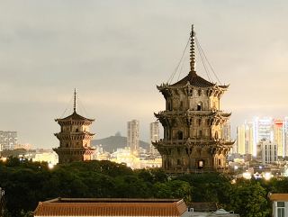 Itinerary:
D1: Chengdu to Xiamen, pick up the car at the airport, drive directly to Quanzhou, and stay in Quanzhou (1.5-hour drive). After checking in, explore West Street and eat at the seafood hotpot (delicious and looks great!). You can take photos of the Twin Pagodas directly from the upstairs of Sanjiaohu Seafood Hotpot.
D2: Explore Quanzhou Ancient City. Our plan: Chengtian Temple, Kaiyuan Temple, take photos at Baishui Haoxi on West Street, lunch (Sidan Ginger Duck), Chazhuozai (painting lanterns), and Guanyue Temple.
D3: Quanzhou Maritime Museum, Quanzhou Intangible Cultural Heritage Museum, and visit Twelve Coffee. Watch a puppet show at the Puppet Theater at 4:30 PM.
D4: Self-driving by the sea.
The route is Shishi Ocean World (navigate to Shishi Ocean World, park, walk to the beach, you can take photos of Luojia Temple) — Xiangzhi Lighthouse Park (navigate to "Dongcheng Lighthouse Park," 15-minute drive, you can drink coffee and take photos at Juruo Cafe) — check in at Chongwu West Sands Holiday Hotel, and play on the beach.
The hotel is nice, highly recommended if you have kids!
D5: Play on the hotel beach in the morning, drive back to Xiamen after lunch, and stay near Shapowei in Xiamen.
D6: Morning at Nanputuo Temple (book in advance).
Recommended food:
Quanzhou
1. Sanjiaohu Seafood Hotpot: Lots of people queuing, go early. It's really delicious, but it's also easy to get gout...
2. Sidan Ginger Duck: Delicious! It's cooked very dry, available on West Street, very convenient to eat while walking around.
3. Songxiaojin Quanzhou Cuisine: Affordable, chain restaurant, a safe choice.
4. Juweimei Minnan Seafood Restaurant: A roadside stall, the boiled wild-caught squid is very unique!
Xiamen
Rongmei Ginger Duck. A small shop run by an elderly couple, the ginger duck is delicious, highly recommended, same as Xu Zhiyuan's.
  #QuanzhouFamilyTrip