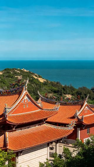 "Stunning" doesn't even begin to describe this coastal temple in Quanzhou—it completely stole my heart.