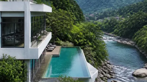 24°C Zhouning: The ultimate family getaway! Stay at a B&B with a pool and explore Jiulongji Waterfall — traveler post in Zhouning