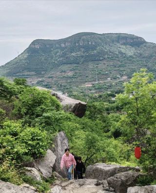 อุทยานธรณีแห่งชาติเขาหmiเอ๋อร์ (Xiong'er Mountain National Geopark) ⛰️