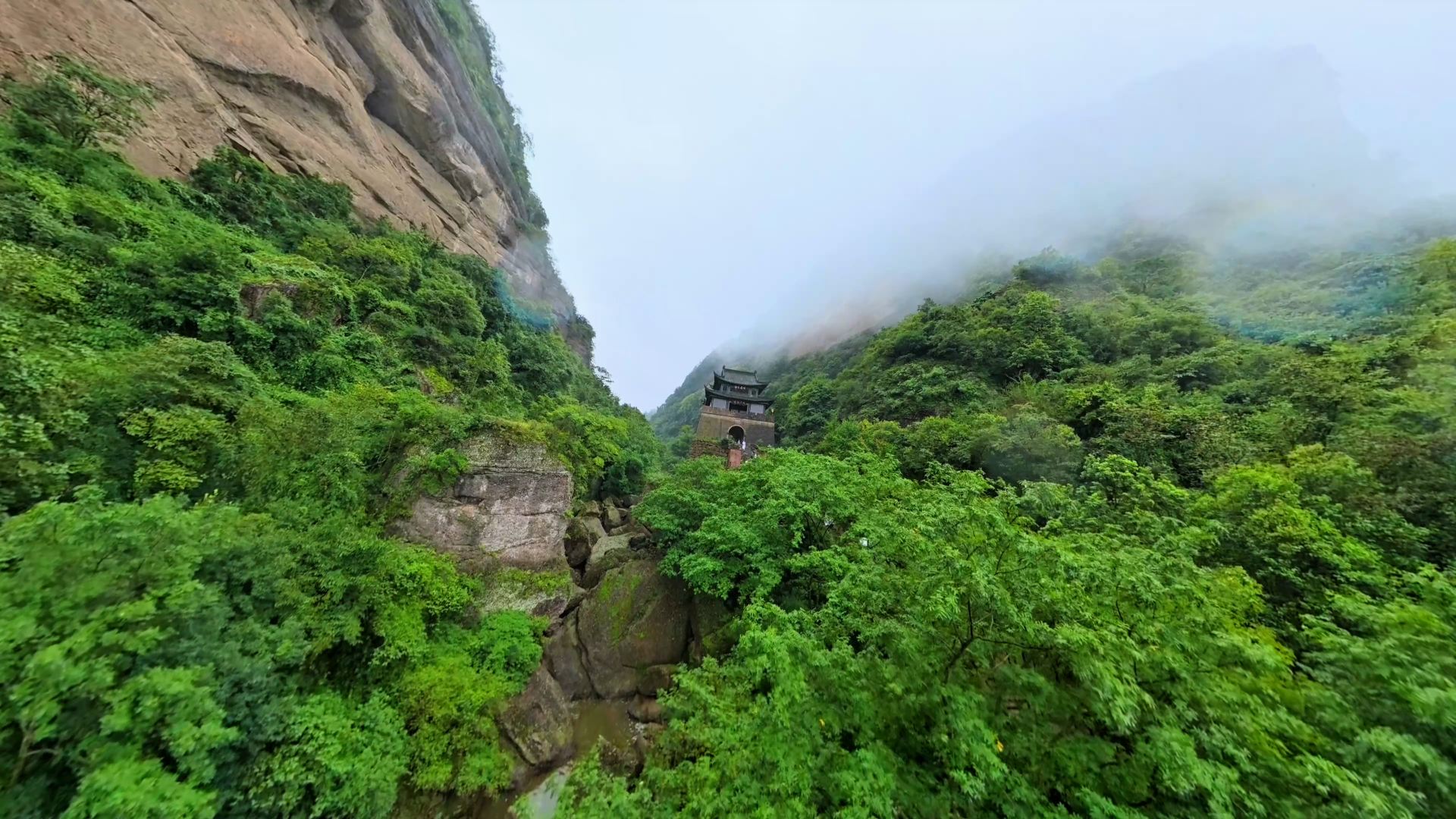 Ascend the majestic Jianmen Pass, visit Zhaohua Ancient City