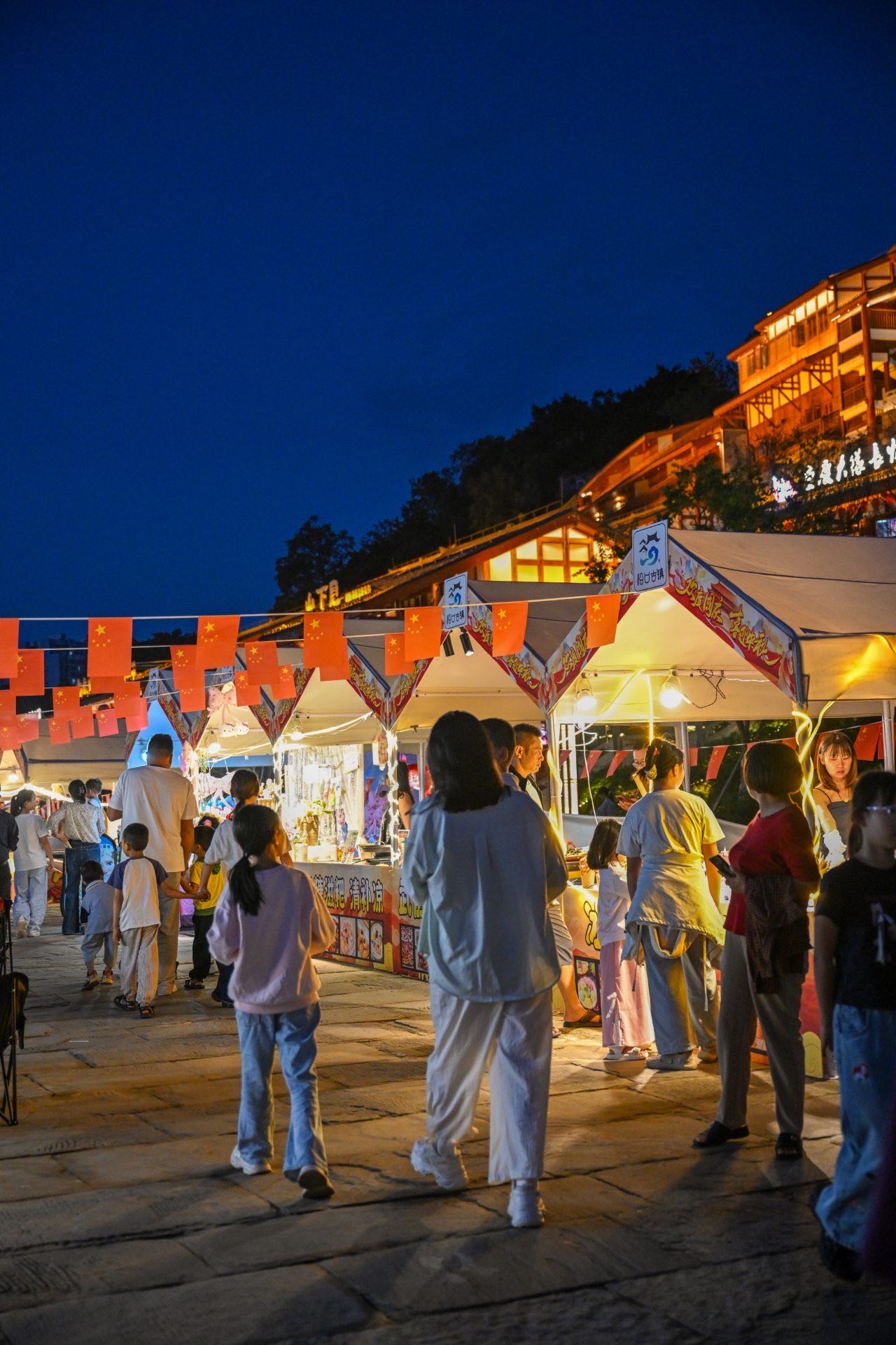 This place in Sichuan and Chongqing is 10,000 times better than Hongya Cave!!!