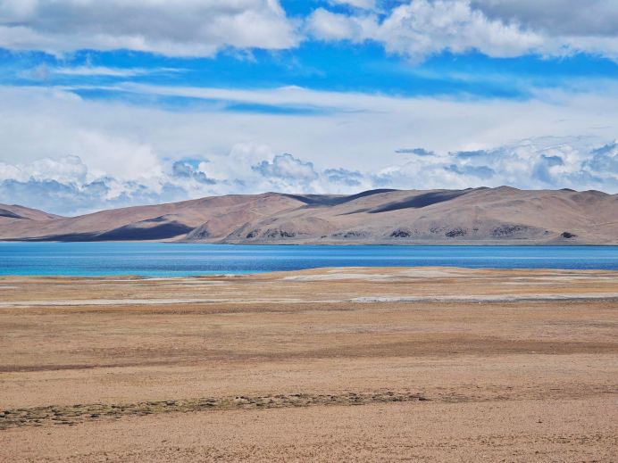 Crossing the vast, uninhabited Qiangtang region and driving along the G216 National Highway, the Kunlun Sky Road, you will inevitably pass through Xianqian Township in Geze County, Ngari Prefecture. This township is known as the "Pioneer Township of Heroes Entering Tibet."