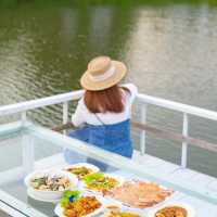 ร้านลับกลางบึงน้ำ กินข้าว ห้อยขา ดูปลา