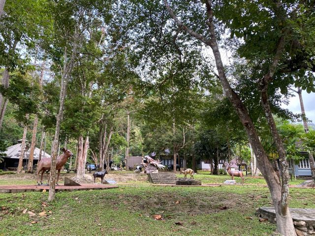 อุทยานแห่งชาติทะเลบัน ที่นี่โอบล้อมด้วยเทือกเขา