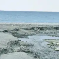 在藍天大海相伴下飆沙，天空之鏡沙灘車