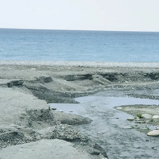 在藍天大海相伴下飆沙，天空之鏡沙灘車