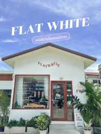 Flat White cafe ร้านคาเฟ่สไตล์มินิมอลน่านั่ง 