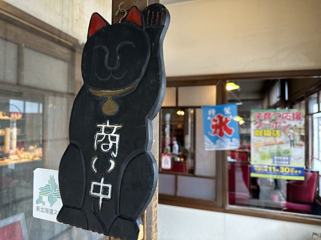 北海道・小樽。レトロなカフェの青の洞窟クリームソーダ『大正硝子 くぼ家』