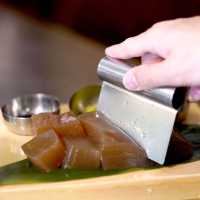 梅田「芭蕉庵」有一個超好玩的石臼體驗活動，可以自己動手用石臼磨黑豆，製作美味的黑糖蕨餅