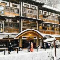 หมู่บ้านน้ำพุร้อนโบราณสุดคลาสสิกของญี่ปุ่น ❄️🇯🇵