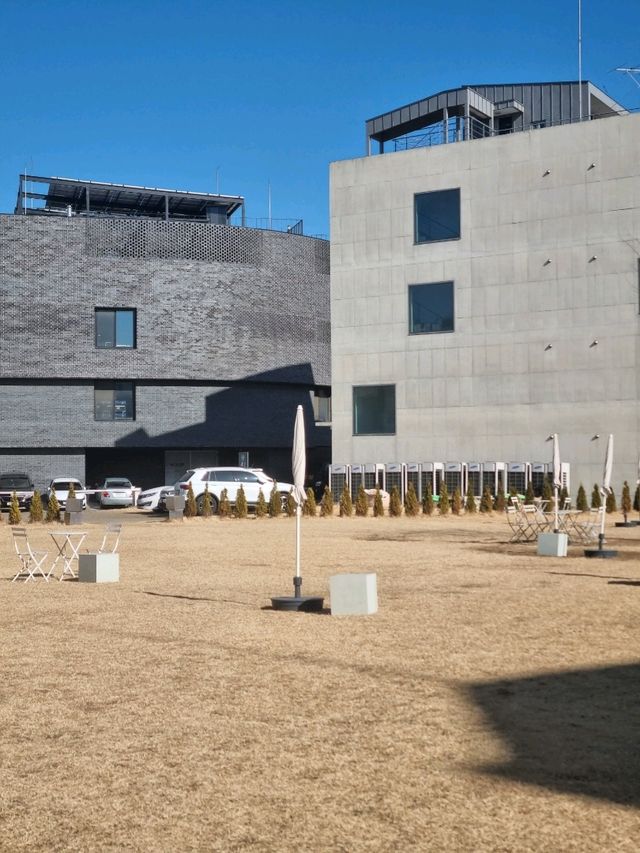 모던한 출판단지 카페