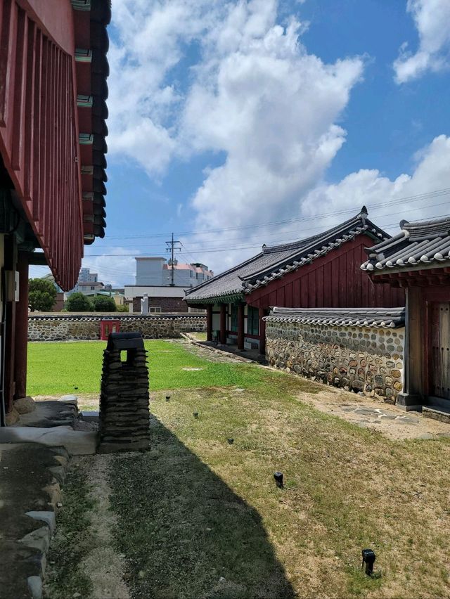 경남 유형문화재로 지정된 거제향교✨️