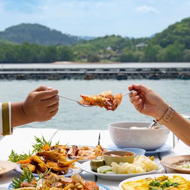 อร่อยฟินกินในแพ อาหารซีฟู้ดสด