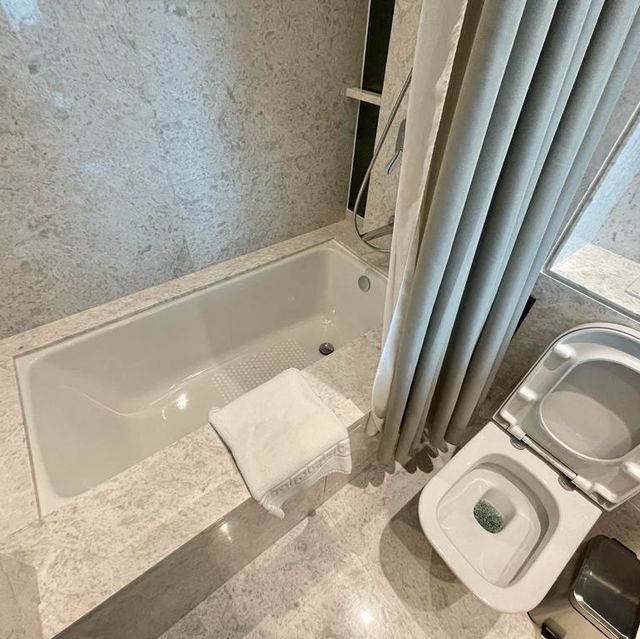 房間及泳池都擁有無敵維港海景酒店