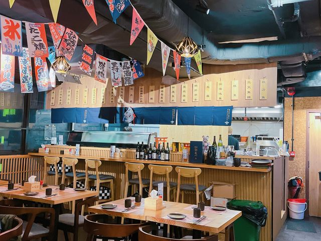 餐廳既裝修及佈置都充滿日本居酒屋特色,環境舒適氣氛一流~食物方面,除左串燒、日式小食及烏冬外,亦提供大量新鮮刺身及時令海鮮,食物種類夠多元化~ 餐廳既裝修及佈置都充滿日本居酒屋特色,環境舒適氣氛一流~食物方面,除左串燒、日式小食及烏冬外,亦提供大量新鮮刺身及時令海鮮,食物種類夠多元化~