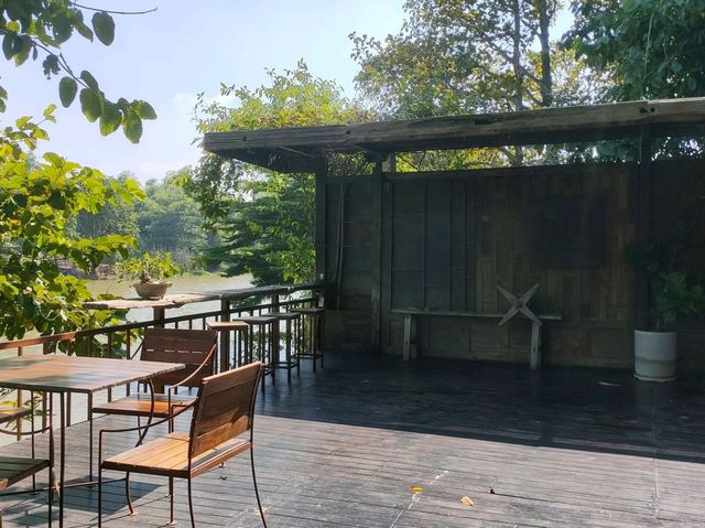"ภพ" คาเฟ่ริมน้ำท่าจีน ในจังหวัดสุพรรณบุรี