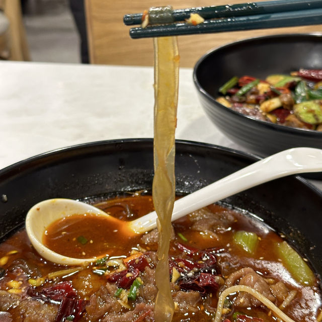 鬧市下．抵食惹味．川菜館