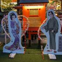 曽根崎横丁の露天神社…通称お初天神は、夜のライトアップが綺麗な神社