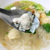 ข้าวต้มปลาฝีมือเก่าแก่ เครื่องทะเลสดอร่อย