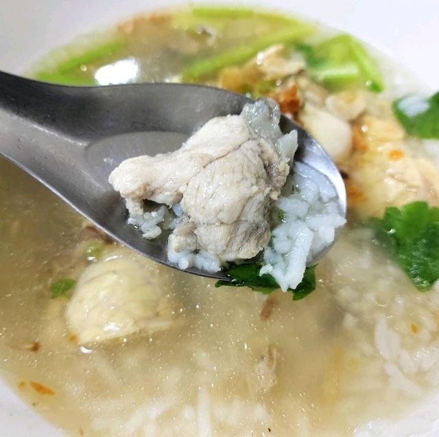 ข้าวต้มปลาฝีมือเก่าแก่ เครื่องทะเลสดอร่อย