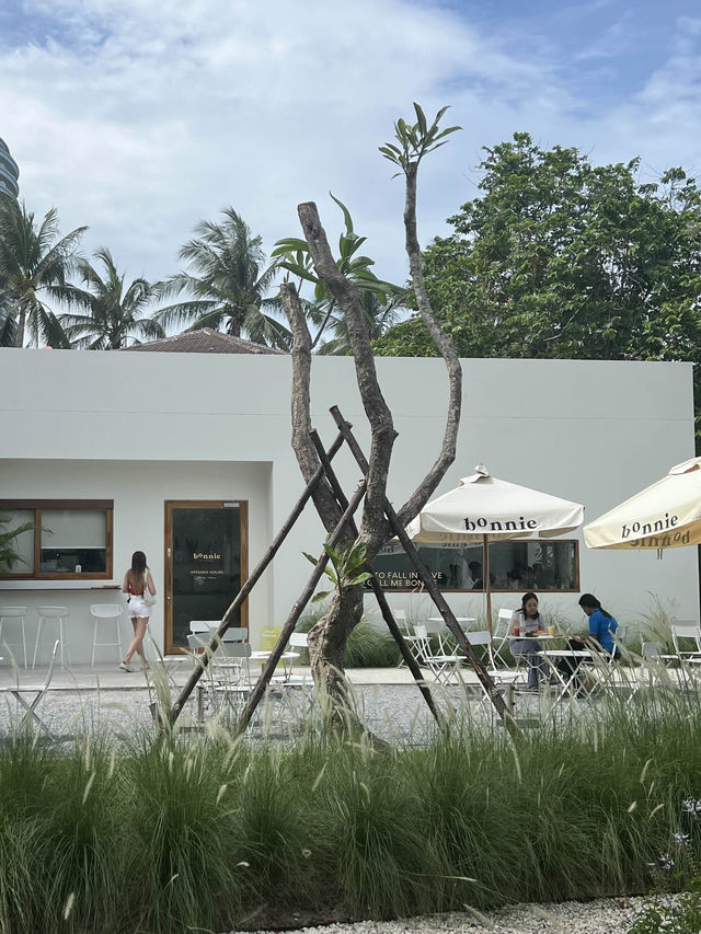bOnnie on the beach huahin