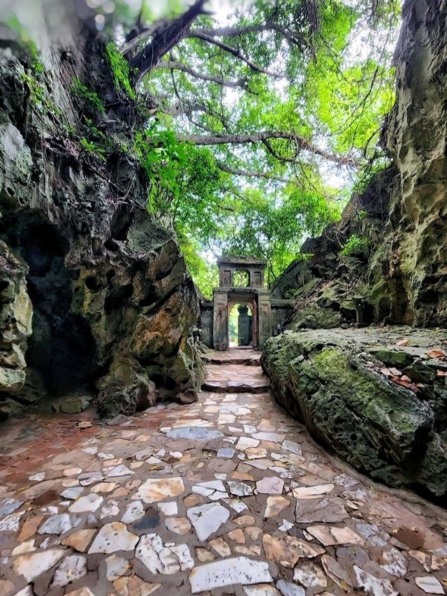 Explore the fasinating & mystical Am Phu Cave, Danang.