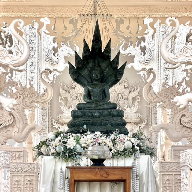 วัดแม่ตาว อุโบสถสีขาวพุทธศิลป์แห่งความงดงาม