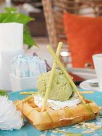 Manga & Hubba : คาเฟ่ริมทะเลบางเสร่