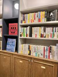 本に囲まれながら泊まれるカプセルホテル📚