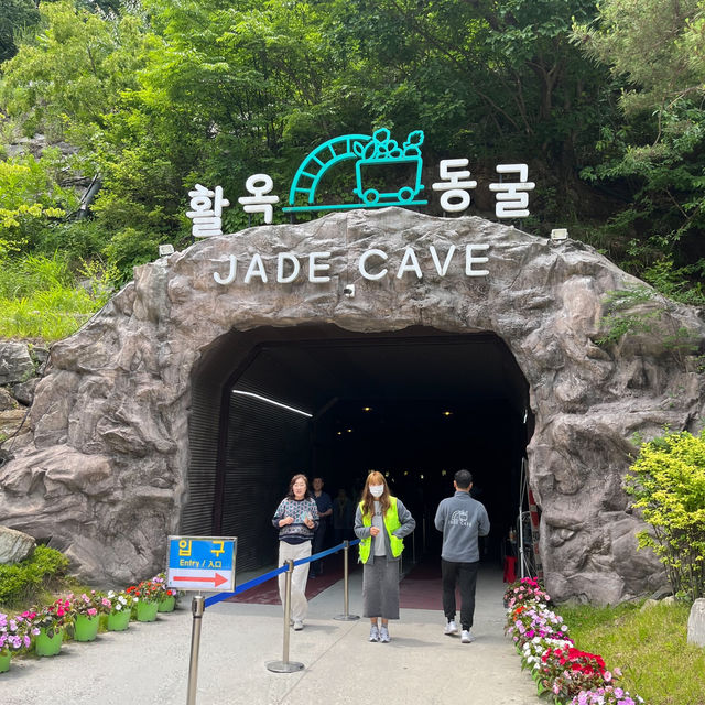 동굴에서 카약을 탈 수 있는 이색 관광지