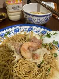 傳統粉麵配特製雞白湯可以飲哂嘅湯底，午市下午茶之選