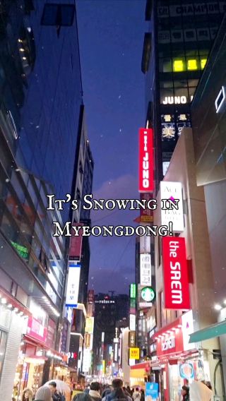 🇰🇷 It's Snowing in Myeongdong!