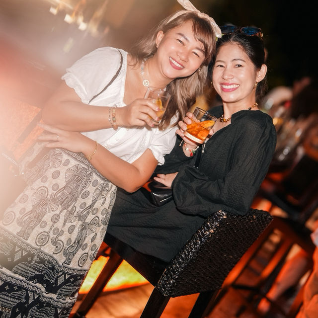 ฉลองครบทศวรรษ Evening at Renaissance