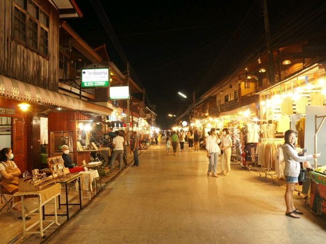 ถนนคนเดินเชียงคาน เดินกิน เที่ยว ตอนกลางคืน 