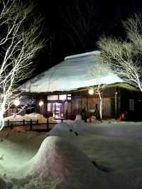 【栃木×湯西川】  雪化粧した茅葺き屋根の古民家とかまくら