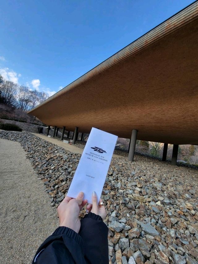 【フィナンシェ型の不思議な建物】