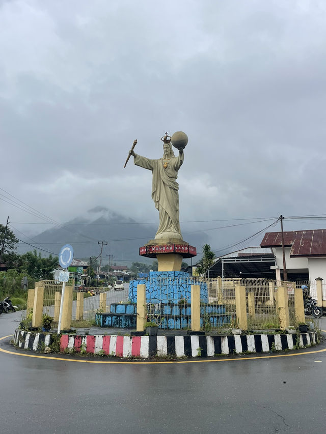 The Jesus Roundabout in Ruteng: So Nice, I Drove It Twice ⛪🚗