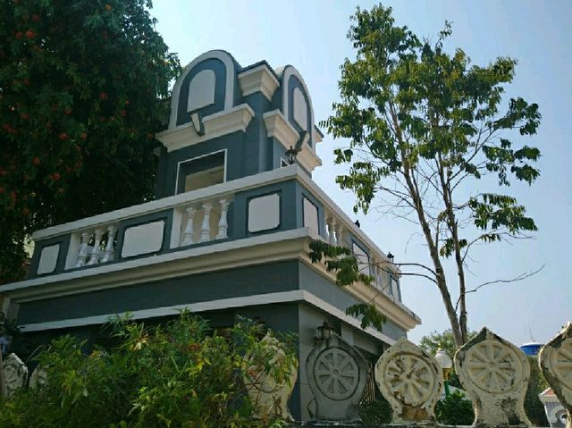 วัดศรีสุริยวงศ์..สถาปัตยกรรมตะวันตกผสมไทย