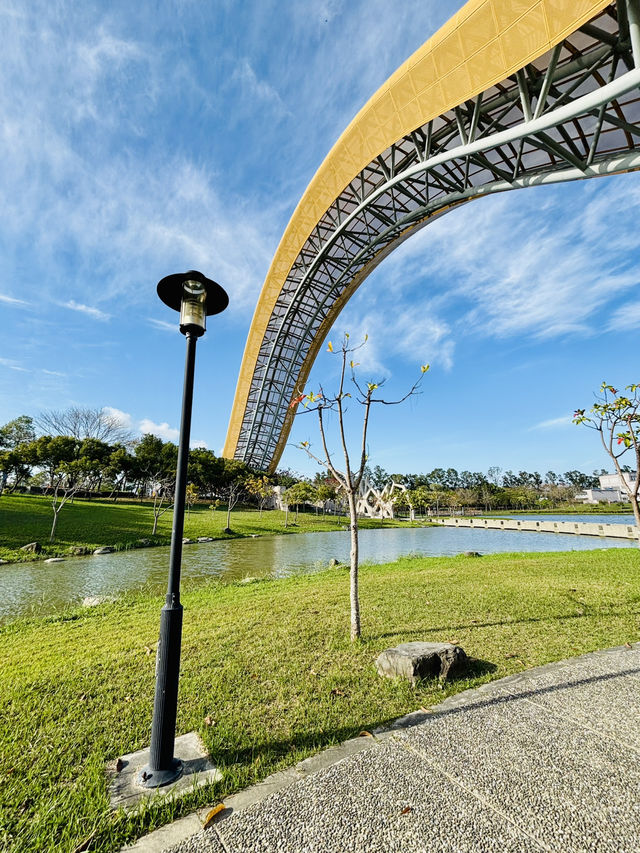 迎曦湖畔，享受休閒時光！☀️ 跑步運動，毛孩散步，完美的一天！🐶🏃‍♀️