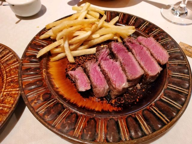 [🇯🇵軽井沢] ピレネーで堪能した絶品ステーキ — 味と雰囲気が魅力のレストラン