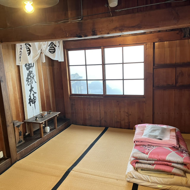 【石室山荘】　雲上の宿
