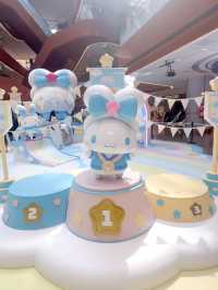 勁可愛玉桂狗😍Cinnamoroll ROLL OUT THE FUN 夢幻派對  嚟緊嘅復活節約定你嚟AIRSIDE狂玩特玩  ✨超吸睛5米高毛絨絨Cinnamoroll 及巨型波波池 ✨夢幻田徑