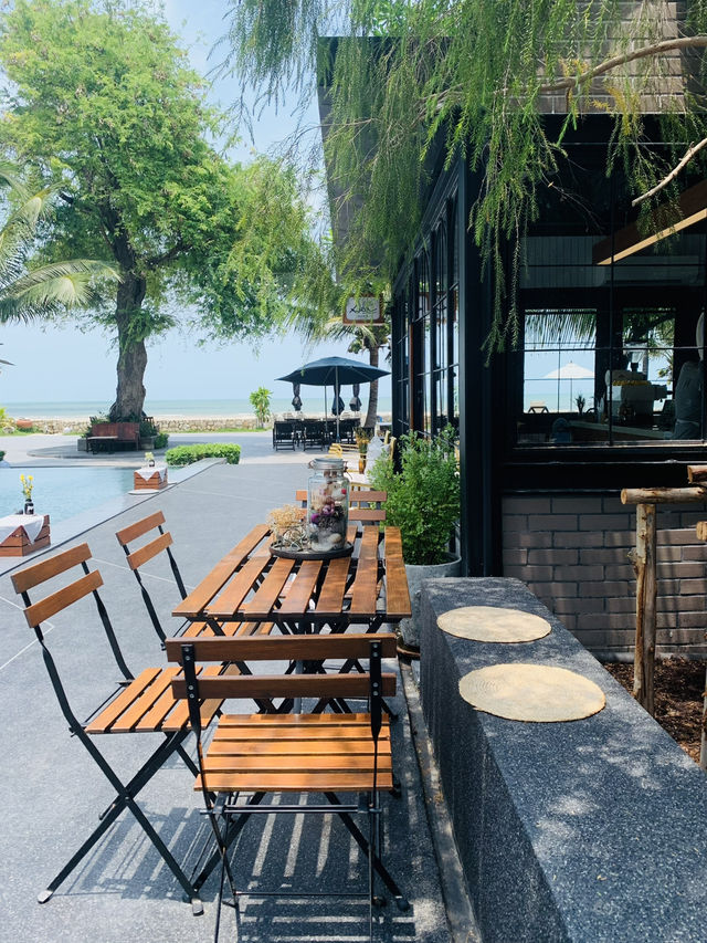 Little Sea Huahin คาเฟ่สุดมินิมอล ริมทะเลหัวหิน