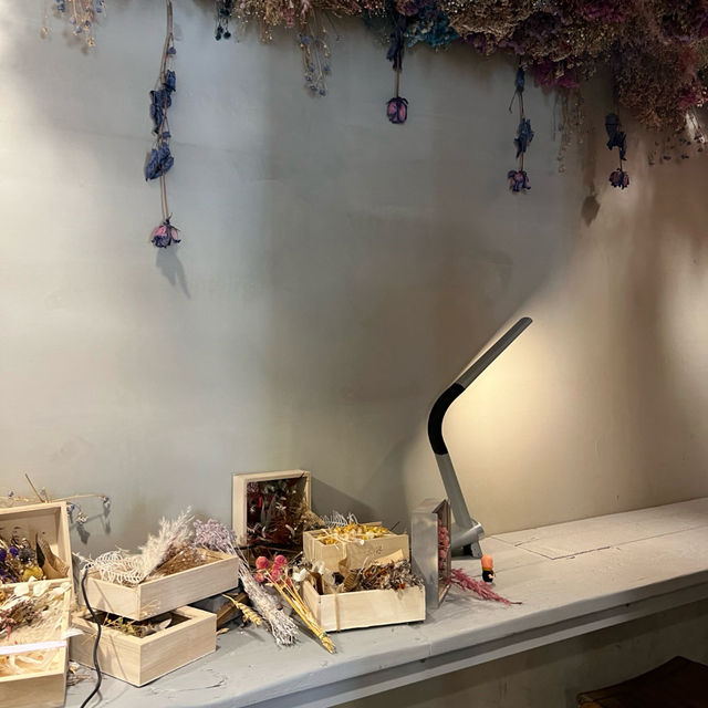 店内のドライフラワーがかわいいチーズケーキ専門店
