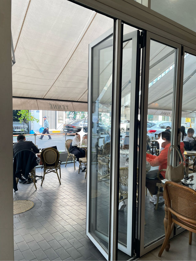 韓国🇰🇷聖水の広々カフェ☕️TENNÉ(テニ)🦊テラス席もあり🍕