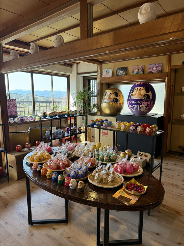 伊香保温泉で楽しむ「卯三郎こけし 石段店」の絵付け体験—世界に一つだけのこけしを作ろう！