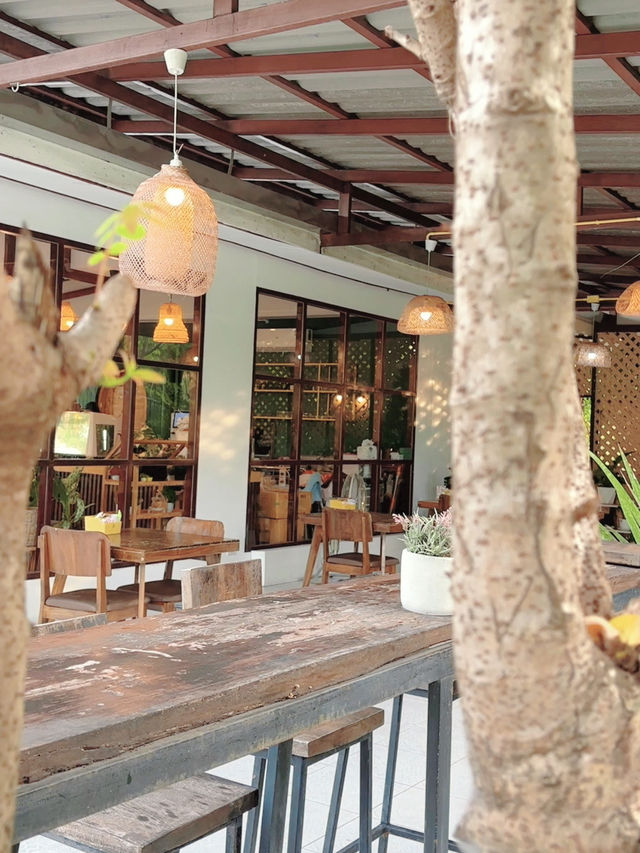 หอมนัวร์ ส้มตำ & คาเฟ่ อาหารอีสานสไตล์ฟิวชั่น