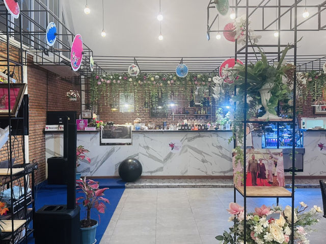 ดาหลา คาเฟ่ แอนด์ รีสอร์ท – คาเฟ่กลางสวนยาง 